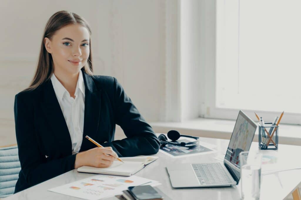 Smiling bussiness woman working in modern office